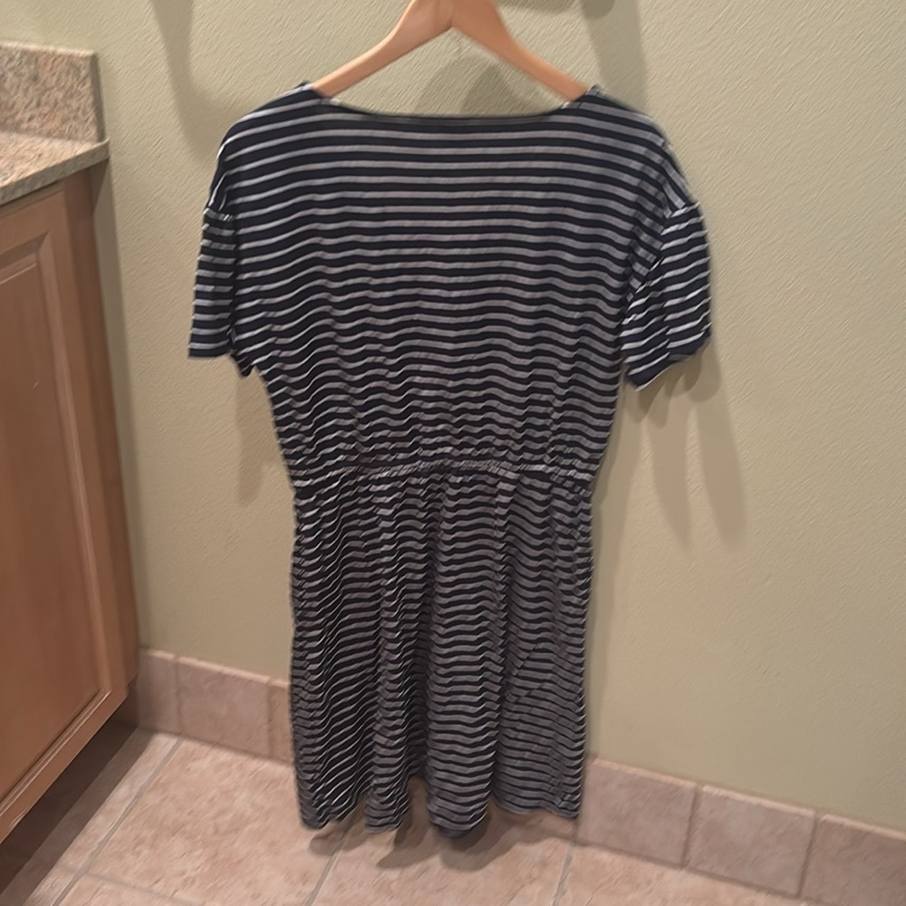 NWT GAP Black and White Striped dress that cinches in the middle - Picture 2 of 11